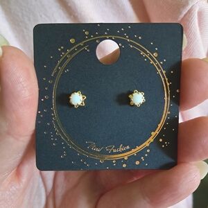 Elegant 14K Yellow Gold White Opal Daffodil Setting Stone Stud Earring Pair